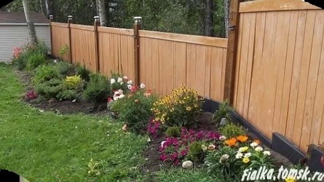 Разнообразные цветочные клумбы вдоль забора смотреть онлайн