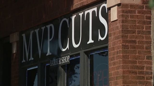 Daughter captures shooting of mother at Ukrainian Village barbershop on Facebook Live смотреть онлайн