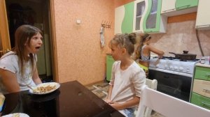 Ника и Аня первый раз готовят на кухне! Что из этого вышло? Пробуем результат!