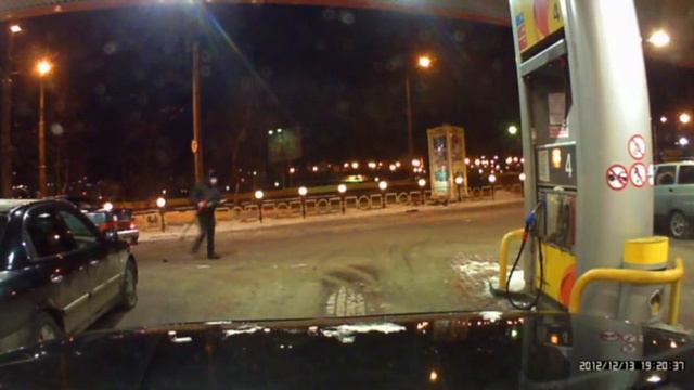 Парень забыл вытащить пистолет на заправке смотреть онлайн