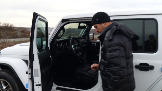 Суровый Jeep Wrangler Rubicon и роскошный Jeep Wrangler Sahara! Обзор и сравнение автомобилей смотреть онлайн