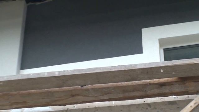 Малярная лента используется на фасадах для отделения декоративной штукатурки одного цвета от другой