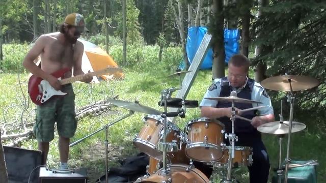 Coolest cop ever playing drums in the woods смотреть онлайн