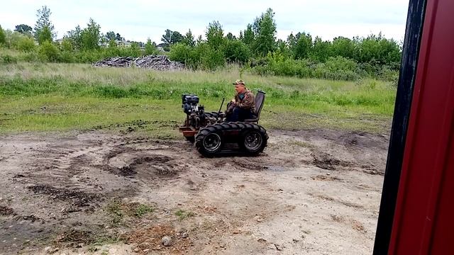 Минитрактор на гусеницах сделал базу шире и испытал смотреть онлайн