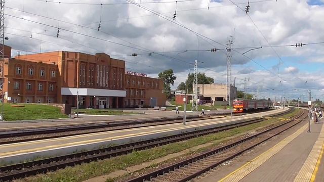 Прибытие на станцию Котельнич-1 и встреча с электропоездом ЭД9Т-0025 сообщением Котельнич-1 - Киров смотреть онлайн