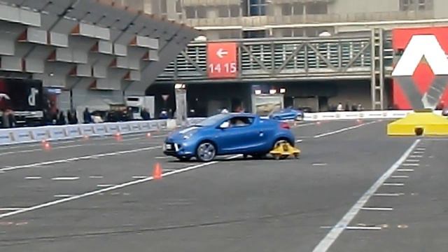 Prova di guida su ghiaccio al Motor Show 2011 смотреть онлайн