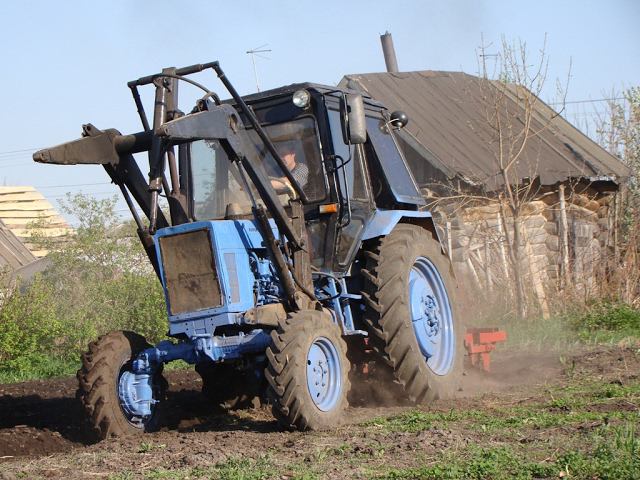 Tractor MTZ-82, Plowing The Garden /// Трактор МТЗ-82, вспашка огорода