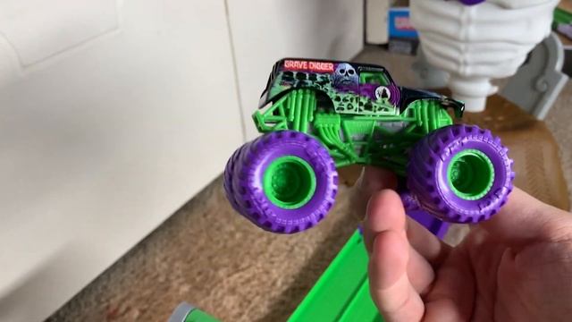 Spin Master Monster Jam: "Grim Takedown" Playset | Grave Digger смотреть онлайн