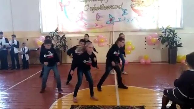 Танец учеников школы 61. Студия Gracefuldencstudio смотреть онлайн