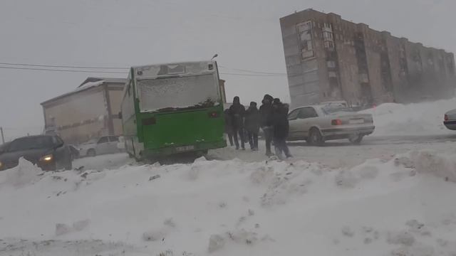 Снежный шторм// Караганда 23.01.2020//Метель// Люди пошли пешком//Жесть//Застряли смотреть онлайн