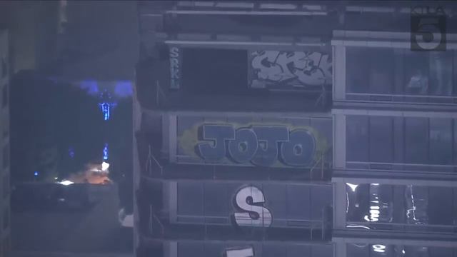 Downtown L.A. sky rise building hit by tagger смотреть онлайн