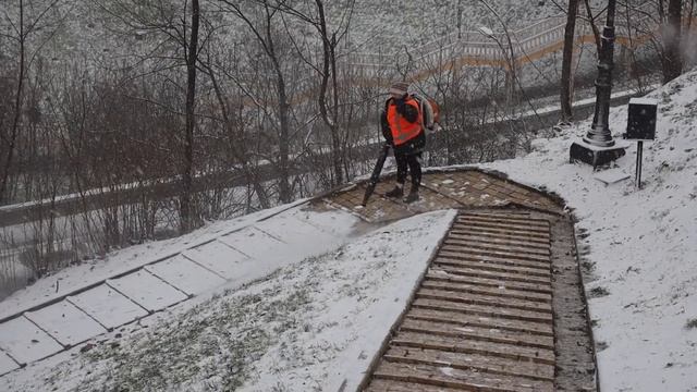 Как чистят снег в снегопад в парке на Владимирской горке. смотреть онлайн