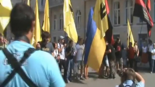 Оппозиция закидала администрацию Януковича дымовыми шашками смотреть онлайн