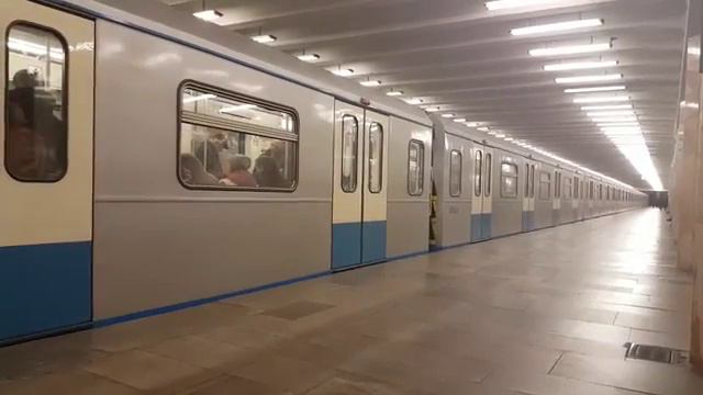 Новый поезд на станции Полежаевская смотреть онлайн