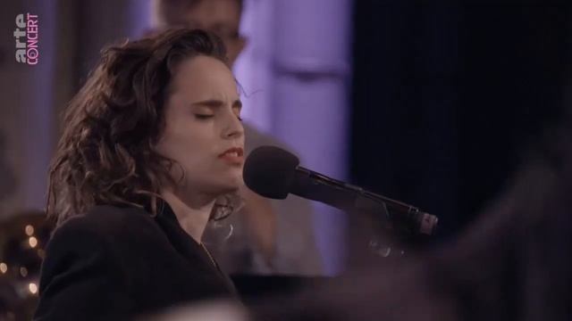 ANNA CALVI - Lady Grinning Soul (David Bowie Cover) смотреть онлайн