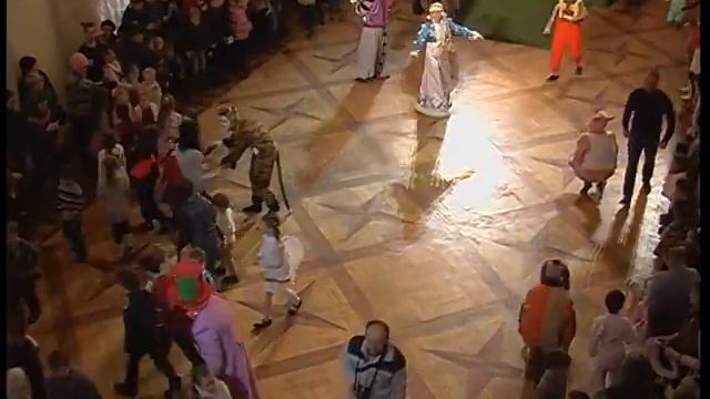 Сюжет о детях из приюта "Надежда" на новогоднем представлении в театре им.Магара смотреть онлайн