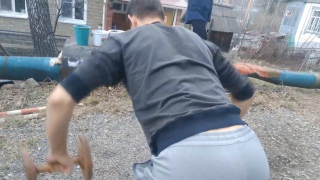 Мощная спина с помощью гантелей! смотреть онлайн