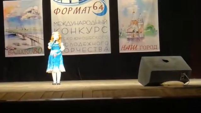 Первый раз на сцене,с настоящим микрофоном,очень волнуется смотреть онлайн