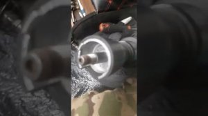 Шипит из под клавиши переключения повышеной пониженой передачи. Устранение проблемы.