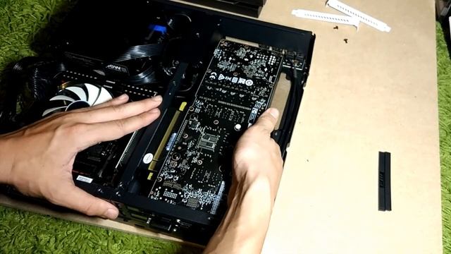 Montage PC Gamer Node 202 (Partie 6/Installation de la carte graphique). смотреть онлайн
