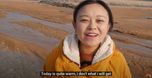 Сяо Чжан бросилась к морю, чтобы подобрать морских звезд для подписчиков.mp4