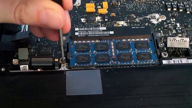 MacBook Pro 13" disassembly and gatorade spill cleanup. смотреть онлайн