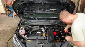Моем мотор и подкапотное пространство Lada Vesta