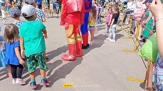 Мы с моим папой смотрим как танцует человек-паук, железный человек, халк! Халк появился не сразу!