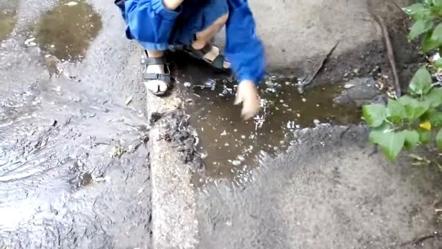 Мальчик катораму 9 лет играет грязью... смотреть онлайн