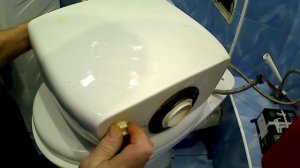 Снимаем прикипевшую запорную арматуру бачка унитаза: ножовка или болгарка.