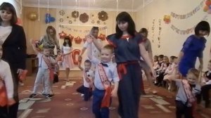 МАМЫ И СЫНОВЬЯ. ТАНЕЦ НА ВЫПУСКНОМ УТРЕННИКЕ.