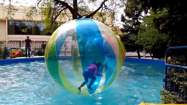 Развлечения для детей.Агата в водном шаре/Activities for children.Agata in water bowl смотреть онлайн