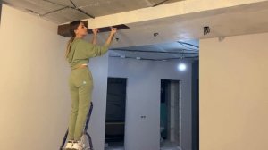 Кварцвинил своими руками. Делаем деревянный потолок из виниловой плитки.