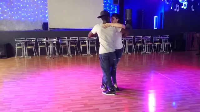 Jarryd et Mia // Stage de kizomba avec Suavemiento// Suave Latina Night 11/07 смотреть онлайн