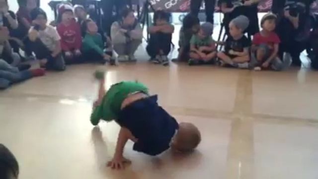 B BOY ХРОМОВАДИК. ХРОМОСОМЫ АСТАНА КАЗАХСТАН смотреть онлайн