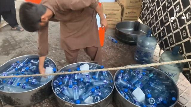 Star Cricket Player Rumman Raees Arranged Road Side Iftaar In Karachi #rummanraees #iftaar #ramadan смотреть онлайн