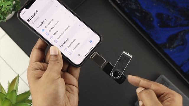 How to Use USB Flash Drives on iPhone [iOS 15+] смотреть онлайн
