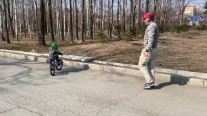 Научить ребенка кататься на велосипеде