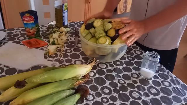 Мясо, овощи и кукурузу жарим на углях в Черногории смотреть онлайн