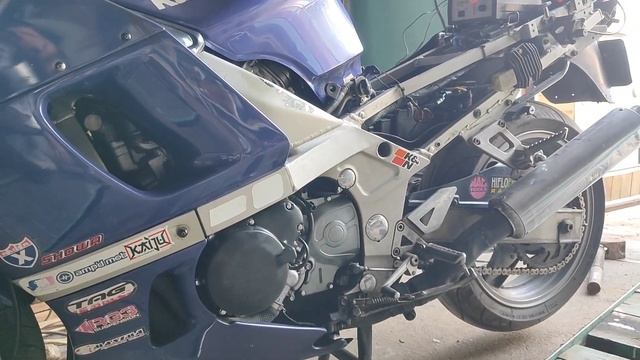 Не заводится мотоцикл kawasaki. Смотрю реле стартера, аккумулятор, массу. смотреть онлайн