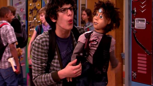 La verdadera razón por la que Robbie siempre lleva consigo a Rex. Victorius смотреть онлайн