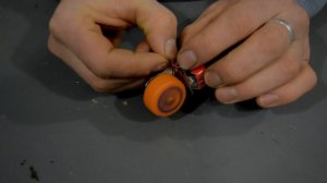 Как сделать ПРОСТУЮ МАШИНКУ с моторчиком, машинка из кроны // Мастерская Online #7