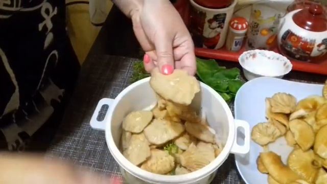 СОЛИМ ВОЛНУШКИ ХОЛОДНЫМ СПОСОБОМ // простой и быстрый рецепт// очень вкусный. смотреть онлайн