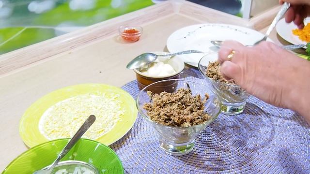 Салат "Мимоза" со шпротами. Как приготовить классическую мимозу с рыбными консервами смотреть онлайн