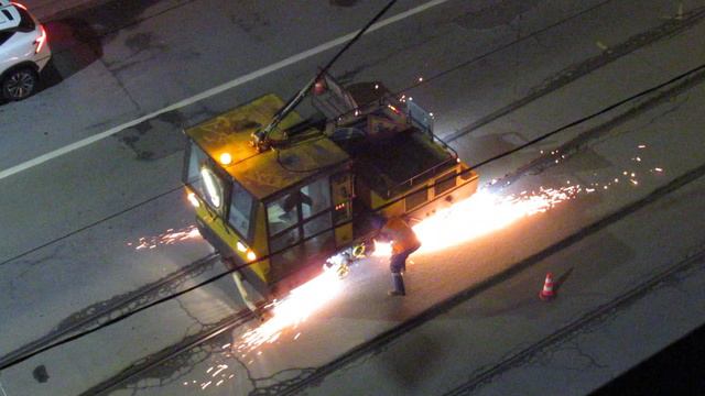 Туча искр. Трамвай ровняет рельсы смотреть онлайн