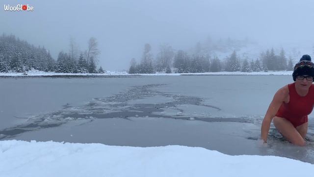 The Ice Girl Who Loves To Swim in Cold Water смотреть онлайн