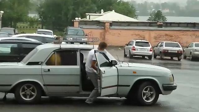 Две лошади запихивают на заднее сидение машины смотреть онлайн