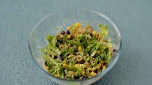 Салат с кукурузой и оливками