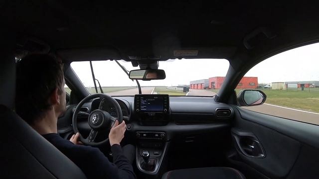 Toyota Yaris GR Track vs Premium : quelles différences sur circuit ? смотреть онлайн