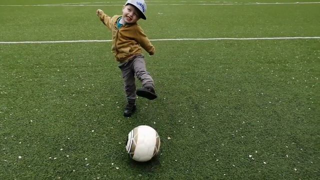 ⚽⚽⚽День игры в футбол.Учусь бить по воротам. смотреть онлайн